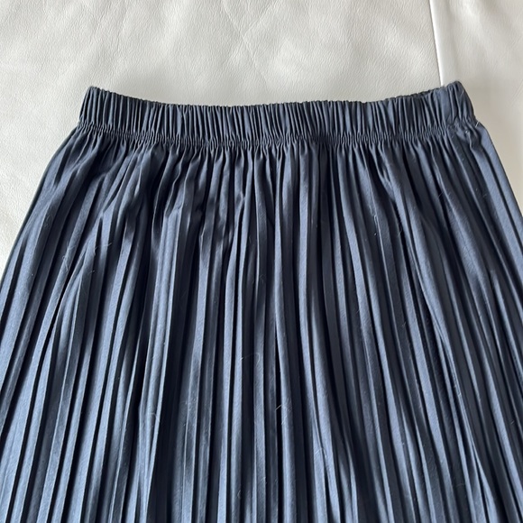 Zara pleated skirt for girls.  Size 11-12 yrs. - Picture 2 of 3